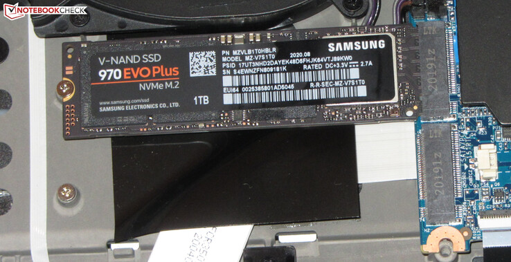 De laptop biedt plaats aan twee SSD's.