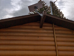 Standaardbevestiging voor schotelantenne op het dak.