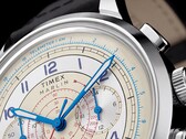 Close-up van de crèmekleurige wijzerplaat van de Timex Marlin Neo Classic Chronograph, met blauwe wijzers en Arabische cijfers, rode tachymetermarkeringen en een blauwe telemeterschaal langs de buitenrand.