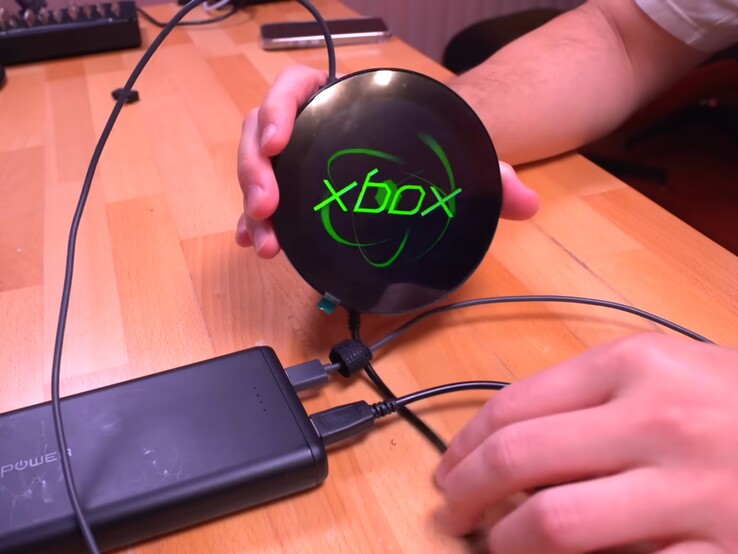 Het gloeiende juweel fungeert nu als display. (Afbeeldingsbron: Macho Nacho Productions via YouTube)