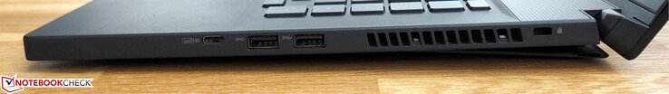 Rechts: USB 3.1 Gen2 Type-C, 2 x USB 3.0 Type-A, ventilatie, Kensington-lock