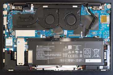 2023 HP Envy x360 15 zonder bodemplaat vertoont lichte herschikking van interne onderdelen.