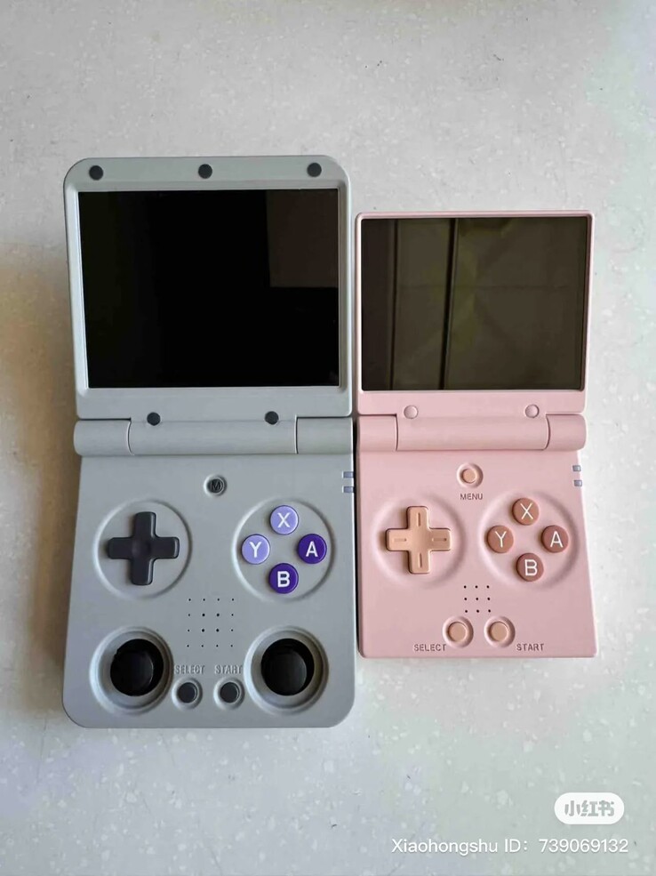 De Miyoo Flip en Miyoo Mini Flip, van links naar rechts. (Afbeeldingsbron: GameboyJuntaro)
