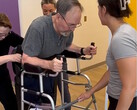 De verlamde Ivan Vargas ontvangt het Ekso Indego exoskelet onder Medicare-dekking en begint te trainen om weer te kunnen lopen. (Bron: Sheltering Arms Institute)