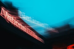 Abstracte bewegingsonscherpte van het bord van het National Theatre in Londen (bron: Samuel Regan-Asante via Unsplash)