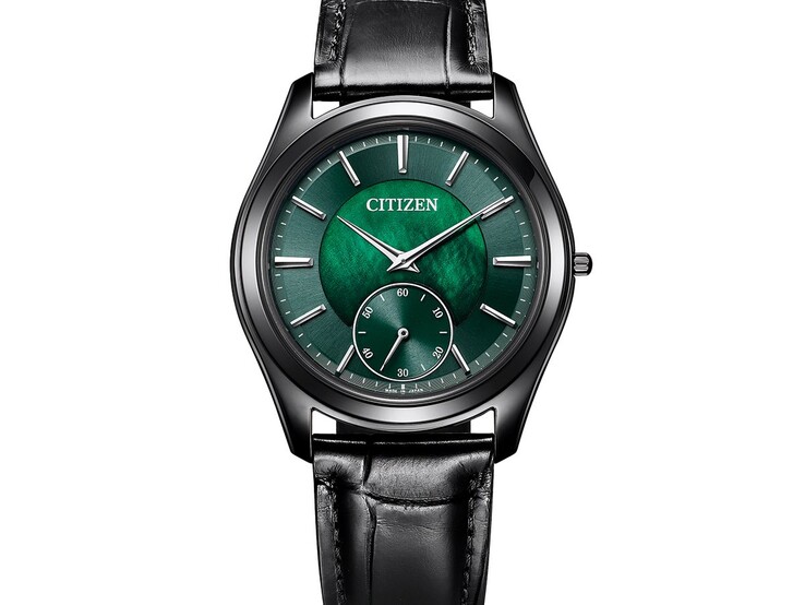 Schuine close-up van de Citizen Eco-Drive One AQ5025-04N, met de glinsterende groene parelmoeren wijzerplaat, zilverkleurige wijzers en uurmarkeringen, zwarte kast en leren band.