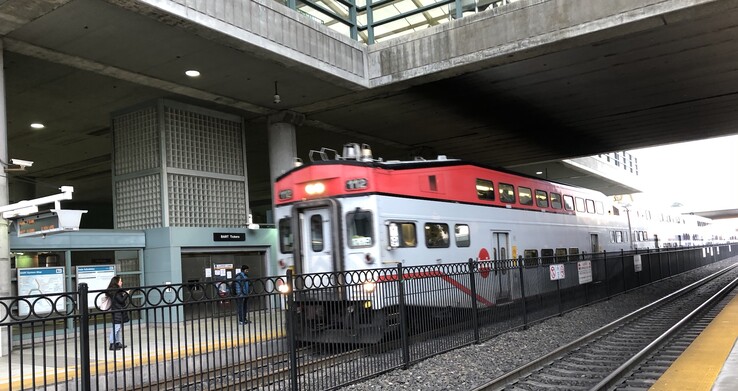 Caltrain in 2018: De trein wordt geduwd door een diesellocomotief, en er is geen bovenleiding in Millbrae (Afbeelding bron: Andreas Sebayang)