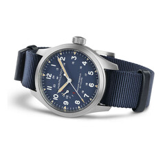 De Hamilton Khaki Field Power Reserve 40 mm met blauwe wijzerplaat