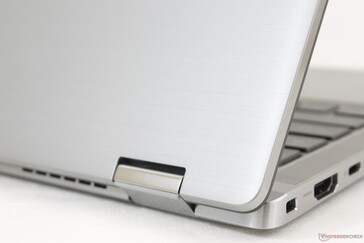 Buitenste deksel en toetsenbordvoet van geborsteld aluminium zijn glad van textuur