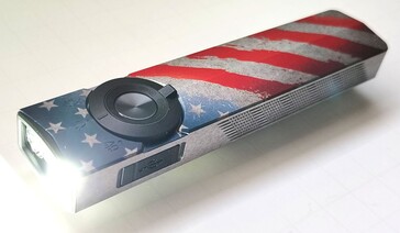 De Olight ArkPro Stars & Stripes-zaklamp levert een lichtopbrengst van 1.500 lumen via de breedstralende stand.