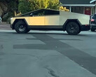 Cybertruck gefilmd die op een dubbeltje draait (beeld: mignoramus/YT)