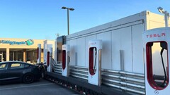 Tesla zet MegapackChargers in om vakantiefiles bij Supercharger-stations aan te pakken (bron: PRNDL door Jordan Golson)