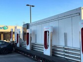 Tesla zet MegapackChargers in om vakantiefiles bij Supercharger-stations aan te pakken (bron: PRNDL door Jordan Golson)