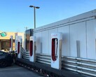 Tesla zet MegapackChargers in om vakantiefiles bij Supercharger-stations aan te pakken (bron: PRNDL door Jordan Golson)