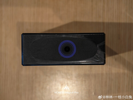 De DC-connector bovenop de Honor Win 360W lader