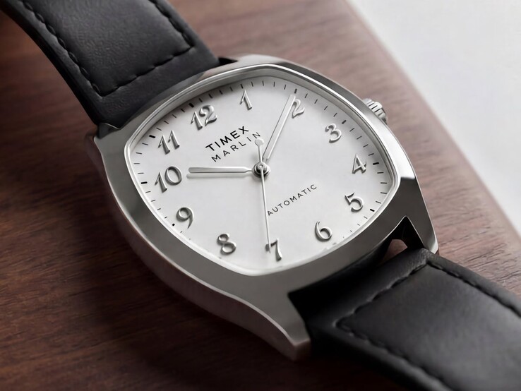 Timex Marlin Chatham Automatic met zilverkleurige kussenvormige kast, witte wijzerplaat, zilverkleurige Arabische cijfers en zwarte leren band
