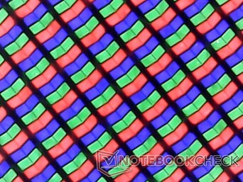 Heldere subpixel array met diepe kleuren die knallen. Korreligheid is minimaal en bijna onmerkbaar