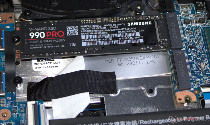 De laptop biedt plaats aan twee PCIe-4 SSD's.