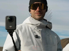 De DJI Osmo 360 in gebruik met wat de batterij-uitbreidingsbalk lijkt te zijn. (Afbeeldingsbron: via Igor Bogdanov)