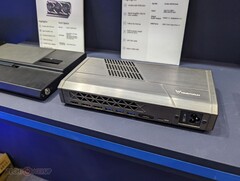 De Minisforum R3GAF externe GPU is gebaseerd op de RX 7600M XT en biedt een gezonde prestatieboost voor mini-PC&#039;s en handhelds. (Bron: TechPowerUp)