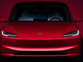 De Model 3 Highland facelift in de nieuwe Flame Red kleur (afbeelding: Tesla)