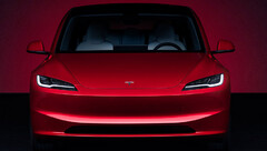 De Model 3 Highland facelift in de nieuwe Flame Red kleur (afbeelding: Tesla)