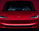 De Model 3 Highland facelift in de nieuwe Flame Red kleur (afbeelding: Tesla)