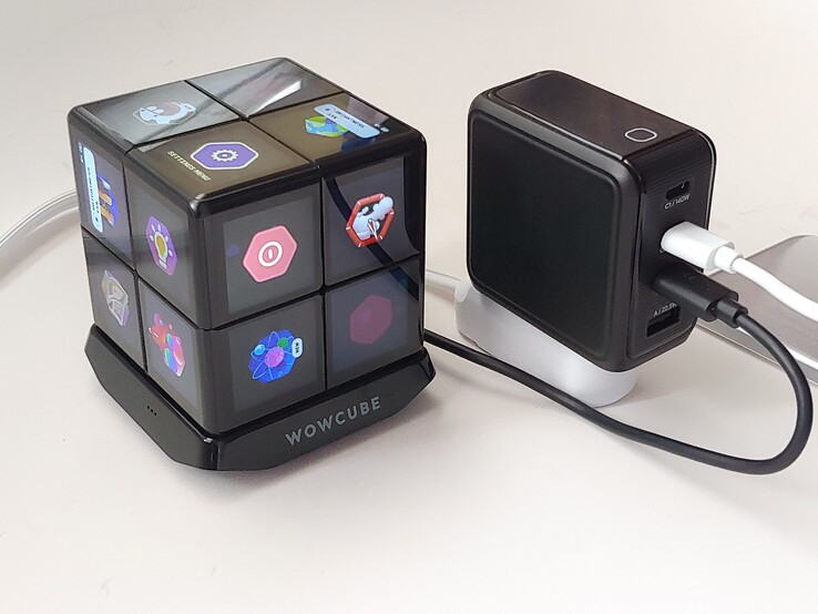 Speelgoed en powerbank opladen.