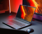 De Alienware m18 R1 met de RX 7900M GPU is een van de weinige gaming laptops met AMD-kaarten. (Afbeelding bron: NotebookcheckReviews op YouTube)