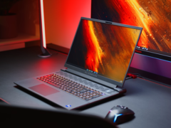 De Alienware m18 R1 met de RX 7900M GPU is een van de weinige gaming laptops met AMD-kaarten. (Afbeelding bron: NotebookcheckReviews op YouTube)