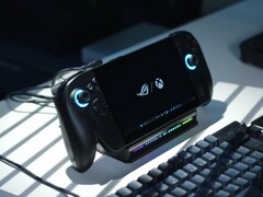 De Asus ROG Xbox Ally X wordt aangedreven door de AMD Ryzen Z2 Extreme APU. (Afbeelding bron: Alex Waetzel voor NotebookcheckReviews op YouTube)