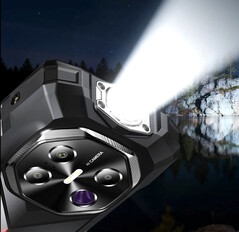 De Fossibot F113 smartphone heeft een zaklamp van 160 lumen ingebouwd in de bovenrand. (Afbeeldingsbron: Fossibot)