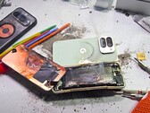 Een accu-explosie in een duurzaamheidstest is iets wat JerryRigEverything tot nu toe nog niet had meegemaakt. Google's Pixel 10 Pro Fold verbeterde de zwakke punten van zijn voorgangers niet. (Afbeeldingsbron: JerryRigEverything)