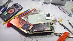 Een accu-explosie in een duurzaamheidstest is iets wat JerryRigEverything tot nu toe nog niet had meegemaakt. Google&#039;s Pixel 10 Pro Fold verbeterde de zwakke punten van zijn voorgangers niet. (Afbeeldingsbron: JerryRigEverything)