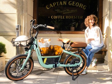 De Segway Muxi e-bike met directe aandrijving, uitgerust met manden vooraan en in het midden, en zitplaatsen voor passagiers achteraan. (Afbeeldingsbron: Segway)