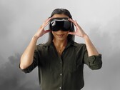 Gamer afgebeeld met een Steam Frame VR-headset
