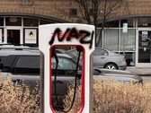 Een Tesla Supercharger met graffiti. De autofabrikant heeft gezworen vandalen te vervolgen (Afbeelding bron: SnazzyLabs op X)