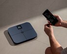 De nieuwe weegschaal van Xiaomi heeft een oplaadbare batterij, in tegenstelling tot de Mijia Body Composition Scale S400 Pro (zie afbeelding), die werkt op AAA-batterijen.