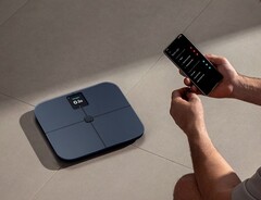 De nieuwe weegschaal van Xiaomi heeft een oplaadbare batterij, in tegenstelling tot de Mijia Body Composition Scale S400 Pro (zie afbeelding), die werkt op AAA-batterijen.