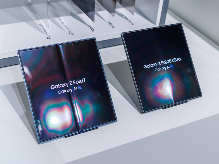 In vergelijking met de Galaxy Z Fold7 is de vouwrand van de Fold8 Ultra vlakker geworden.