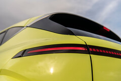 Bijgewerkte achterlichten accentueren het scherpe nieuwe uiterlijk van de 2024 Kona EV. (Afbeelding bron: Hyundai)