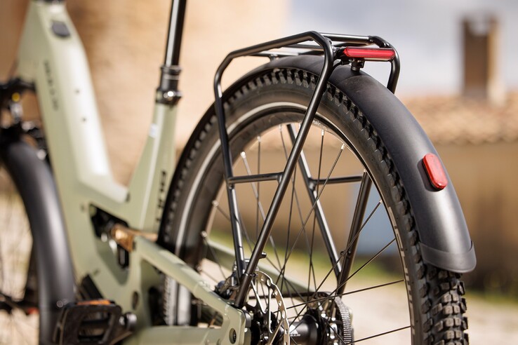 Bij de fiets zijn een bagagedrager en een verlichtingssysteem inbegrepen