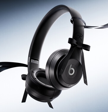 De Beats x Jennie hoofdtelefoon wordt geleverd met afneembare strikjes en een versierd oorkussentje.