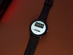 De Lige Smartwatch van Aliexpress op het bureau