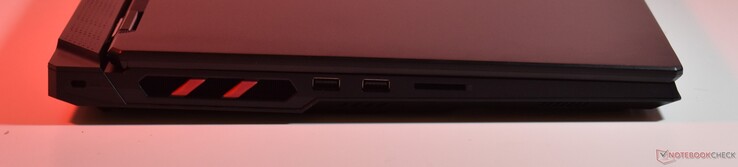 links: Kensington-slot, 2x USB A 3.2 Gen 1, SD-kaart