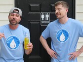 Mark Rober naast MrBeast met een blik urine (bron: MrBeast; bijgesneden screenshot)