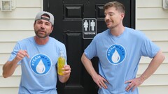 Mark Rober naast MrBeast met een blik urine (bron: MrBeast; bijgesneden screenshot)