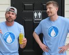 Mark Rober naast MrBeast met een blik urine (bron: MrBeast; bijgesneden screenshot)