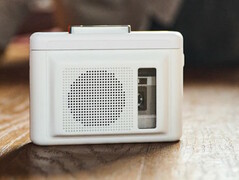 Met de Maxell MXCP-P100S cassettespeler kunnen eigenaars overal van hun muziek genieten zonder hoofdtelefoon dankzij de ingebouwde luidsprekers. (Afbeeldingsbron: Maxell)