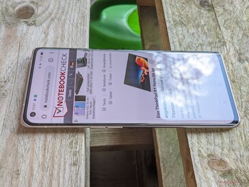 Oppo Find X3 Neo in openluchtgebruik